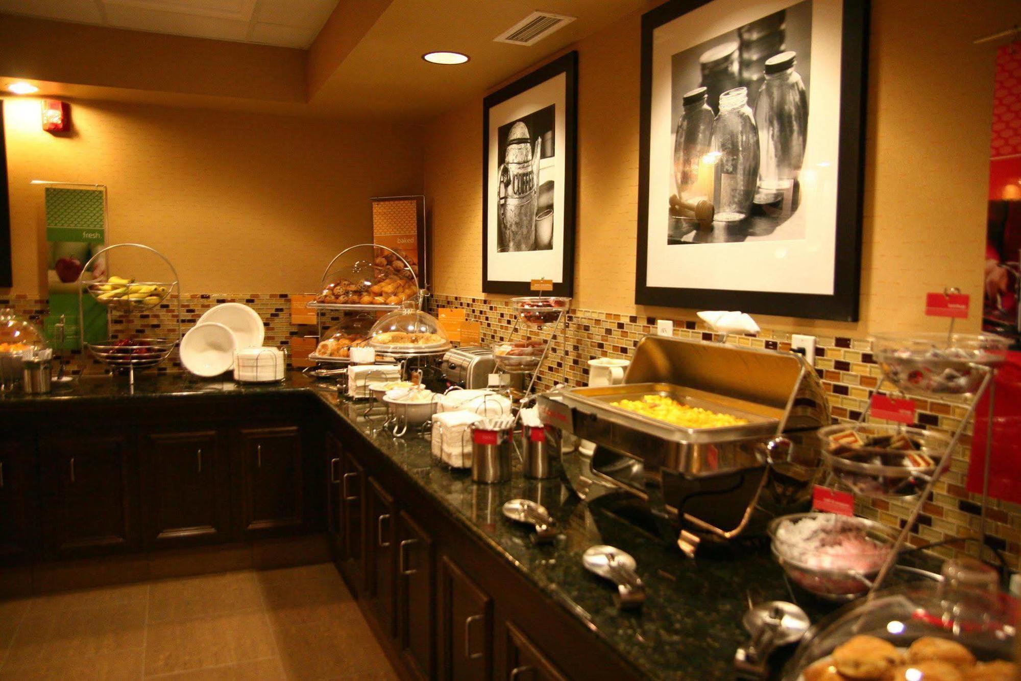 Hampton Inn & Suites Edmonton/West Restoran fotoğraf